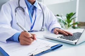 É uma imagem do post com o título SES SC abre vaga para médicos em Nefrologia Pediátrica
