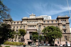 É uma imagem do post com o título Concurso TJ SP: sai edital com 220 vagas de juiz; R$34 mil!