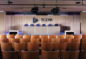 É uma imagem do post com o título Com 84 cargos vagos, concurso TCE PR tem áreas confirmadas