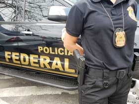 É uma imagem do post com o título Quanto ganha um agente de polícia? Veja salários na PF e nas PCs