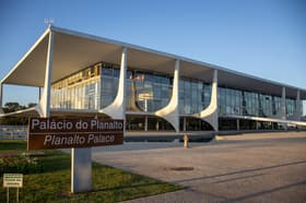 É uma imagem do post com o título Governo transforma 10 mil cargos de nível médio em nível superior