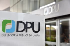 É uma imagem do post com o título Concurso DPU tem 810 vagas previstas no PLOA 2026; entenda!