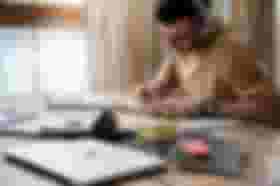 É uma imagem do post com o título Vantagens de fazer uma pós-graduação para concursos públicos