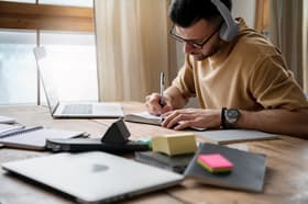 É uma imagem do post com o título Vantagens de fazer uma pós-graduação para concursos públicos