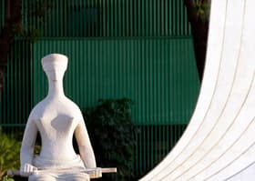 É uma imagem do post com o título Ministro Fachin nega ADI e nível superior é mantido para técnicos