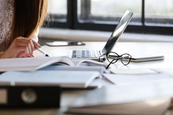 É uma imagem do post com o título IF Sudeste MG abre vaga para professor substituto em Educação