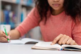 É uma imagem do post com o título Concurso TRF2: o que estudar em Português? Professor lista temas