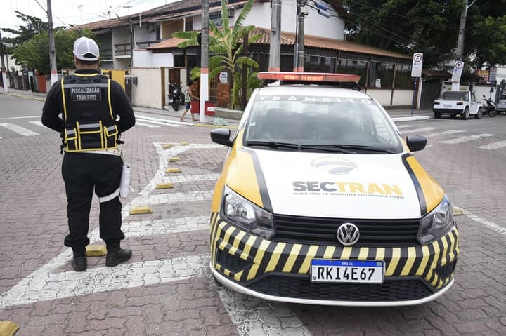 Agente municipal de trânsito de Maricá, ao lado de carro da Sectran