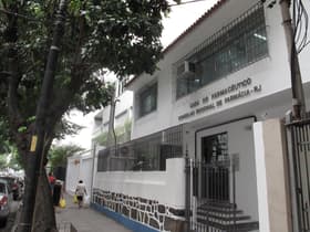 É uma imagem do post com o título Novo concurso CRF RJ é anunciado para níveis médio e superior