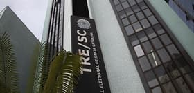 É uma imagem do post com o título Concurso TRE SC: edital reúne vagas de técnicos e analistas