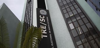 É uma imagem do post com o título Concurso TRE SC: edital reúne vagas de técnicos e analistas