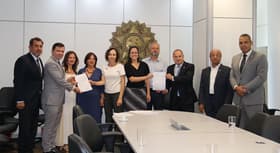 É uma imagem do post com o título Após concurso, AGU assina acordo por reestruturação de carreiras