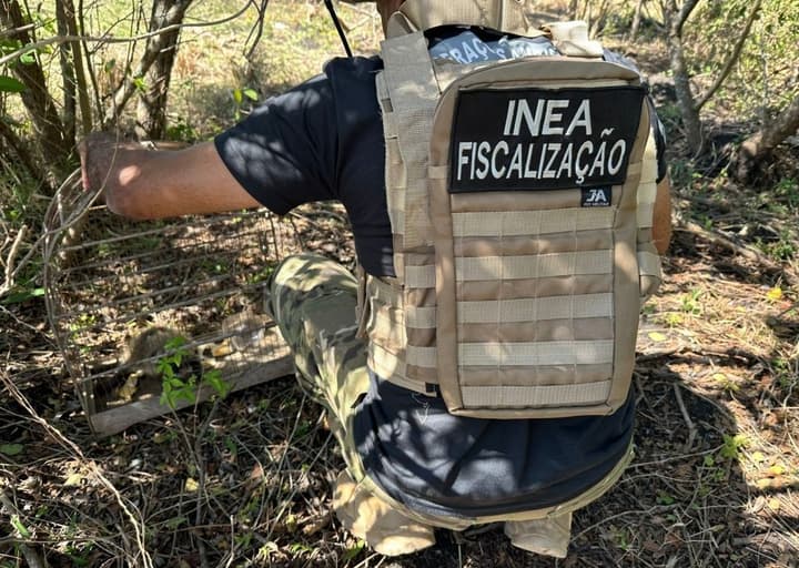 Servidor do Inea RJ de costas em fiscalização