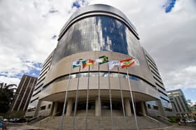 É uma imagem do post com o título Concurso TRF4: conheça 8 características da banca FCC