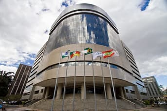 É uma imagem do post com o título Concurso TRF4: conheça 8 características da banca FCC