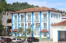 É uma imagem do post com o título Concurso Angra dos Reis RJ prorroga inscrições e adia provas