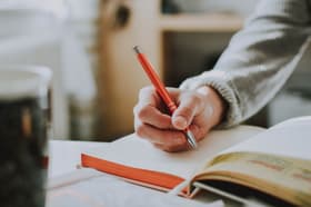É uma imagem do post com o título UFMG abre seleção para professor substituto em Letras