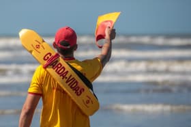 É uma imagem do post com o título Bombeiros SP divulga edital com 600 vagas para guarda-vidas