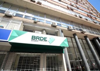 É uma imagem do post com o título Concurso BRDE: sai edital para níveis médio e superior; R$10 mil