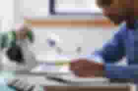 É uma imagem do post com o título UEMG abre seleção para analista universitário com três vagas
