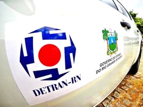 É uma imagem do post com o título Concurso Detran RN forma comissão para novo edital com 80 vagas