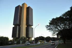 É uma imagem do post com o título Concurso Bacen: saiba qual o salário de um analista