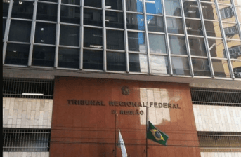 É uma imagem do post com o título Concurso TRF2 marca escolha da banca e revela datas e cargos