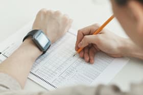 É uma imagem do post com o título ALE AM retifica concurso com 100 vagas e novos requisitos