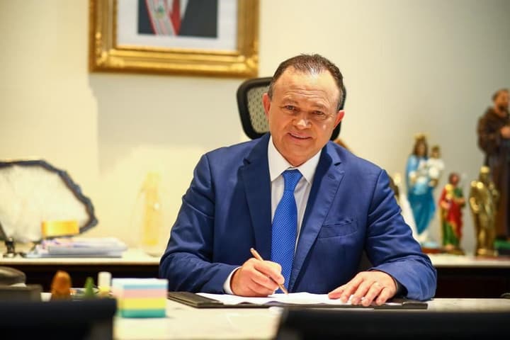 Governador Carlos Brandão em assinatura