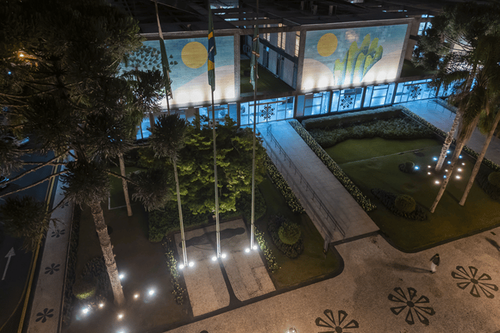 Fachada da Prefeitura de Curitiba PR noturna