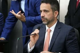 É uma imagem do post com o título Concursos AL: governador promete novos editais em sua gestão