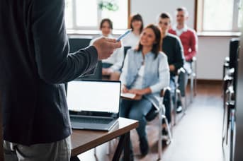 É uma imagem do post com o título UFU abre seleção de professores substitutos em diversas áreas