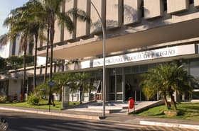 É uma imagem do post com o título Concurso TRF1 abre inscrições; confira as áreas dos técnicos