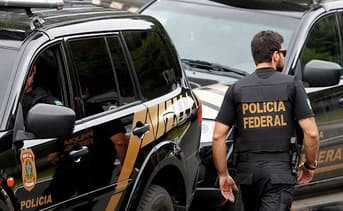 É uma imagem do post com o título PF mira esquema de fraude em concursos e cumpre prisões