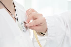 É uma imagem do post com o título Fhemig MG abre processo seletivo para médicos e técnicos