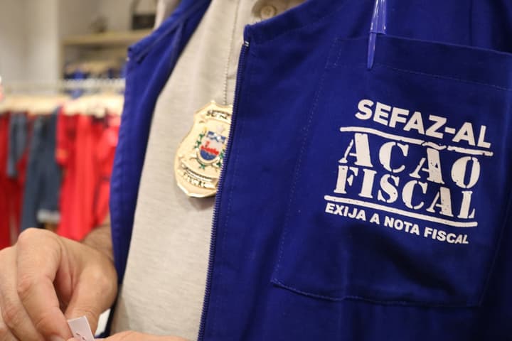 Auditor fiscal, aprovado no concurso Sefaz AL, usa colete azul do projeto