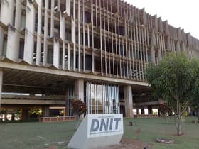 É uma imagem do post com o título Sem concurso, DNIT chega a 1.728 cargos vagos e mais 278 abonos