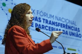 É uma imagem do post com o título Ministra reforça estabilidade de servidores em meio ao regime CLT