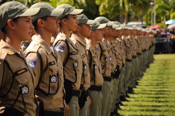 Soldados da PM PE perfilados