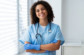 É uma imagem do post com o título CNU 2025 terá vagas para enfermagem e técnico em enfermagem